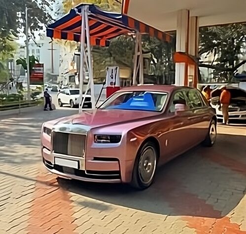 भारत की पहली गुलाबी New Rolls-Royce Phantom कौन है इस 12 करोड़ की कार का मालिक?